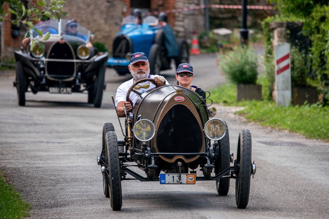 Zabytkowe bugatti wzięły udział w rajdzie. To uczta dla każdego konesera motoryzacji