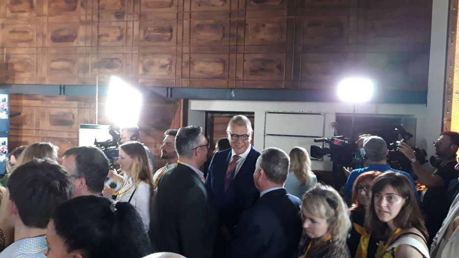 Wyniki wyborów 2020. Na wieczorze wyborczym Szymona Hołowni pojawił się mecenas Roman Giertych