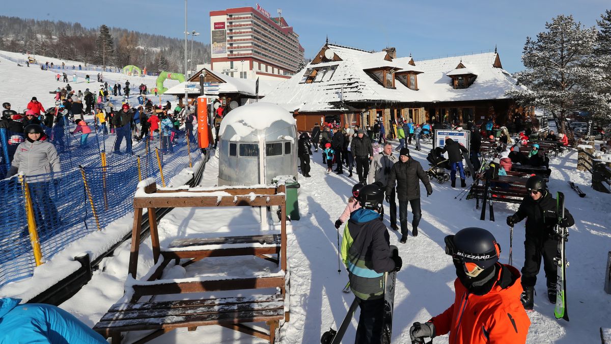 Zakopane, 26.12.2021. Turyści korzystają z uroków świątecznego urlopu w górach, 26 bm. na stacji narciarskiej Polana Szymoszkowa w Zakopanem. (mr) PAP/Grzegorz Momot