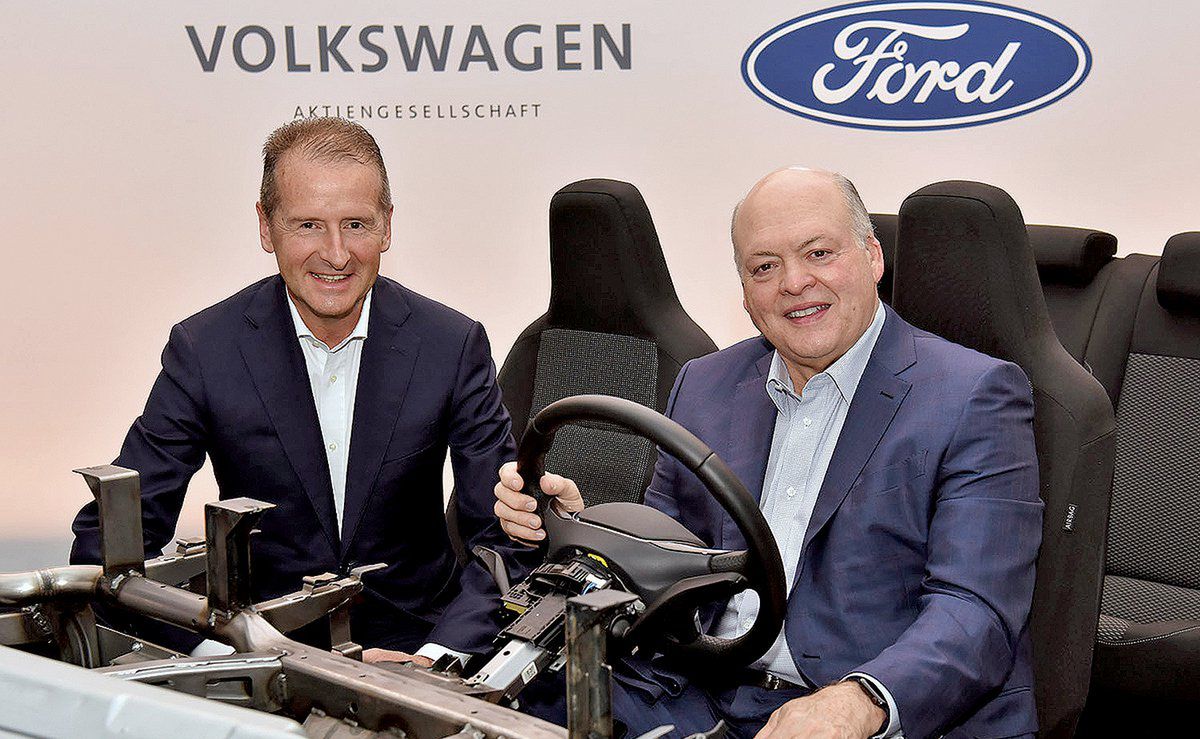 Szef VW Herbert Diess (z lewej) oraz szef Forda Jim Hackett (z prawej)