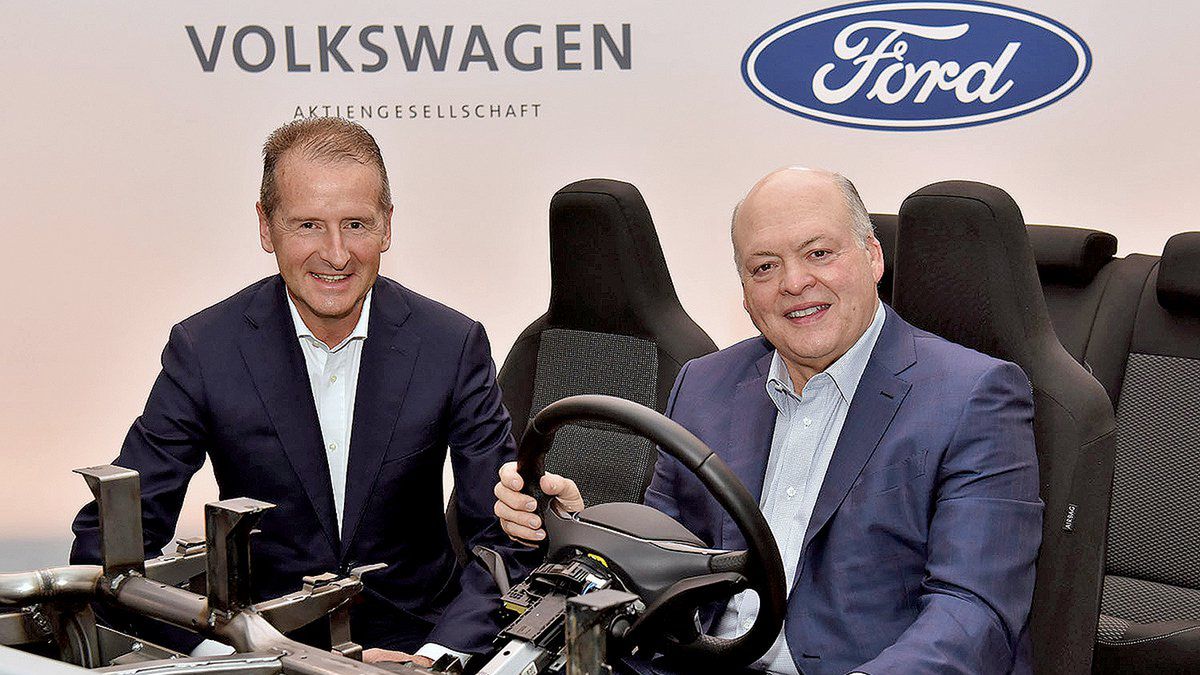 Szef VW Herbert Diess (z lewej) oraz szef Forda Jim Hackett (z prawej)