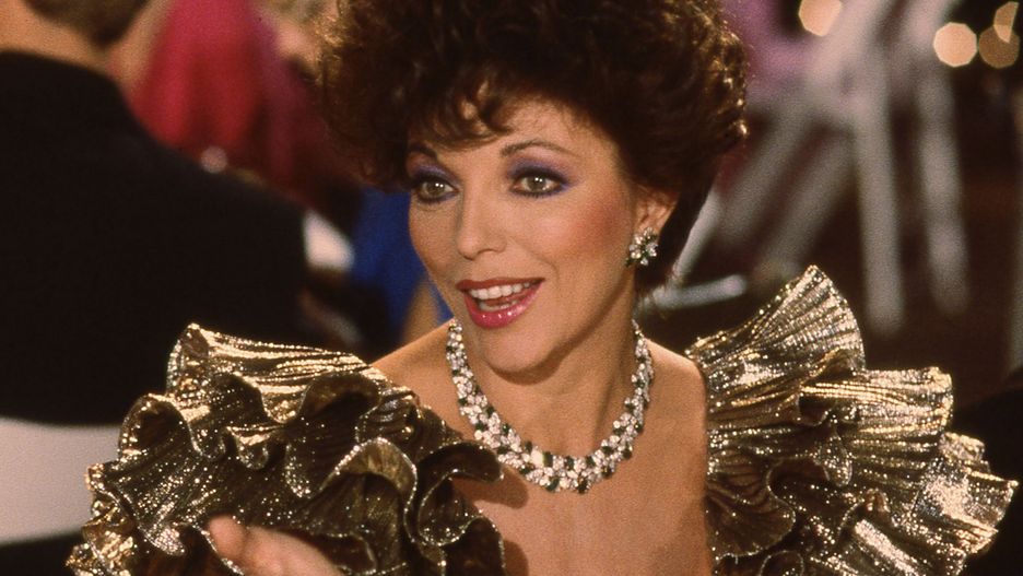 Joan Collins jako Alexis Carrington na planie serialu "Dynastia" w 1985 r.
