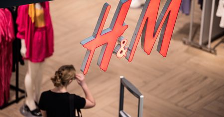 Sieć H&M ostatecznie opuszcza Rosję. Przed sklepami gigantyczne kolejki