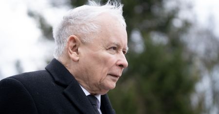 Jarosław Kaczyński ponad prawem? Tak gnał do kościoła