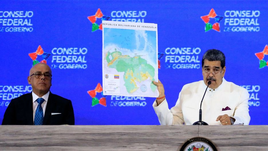 Prezydent Nicolas Maduro z "nową mapą Wenezueli"