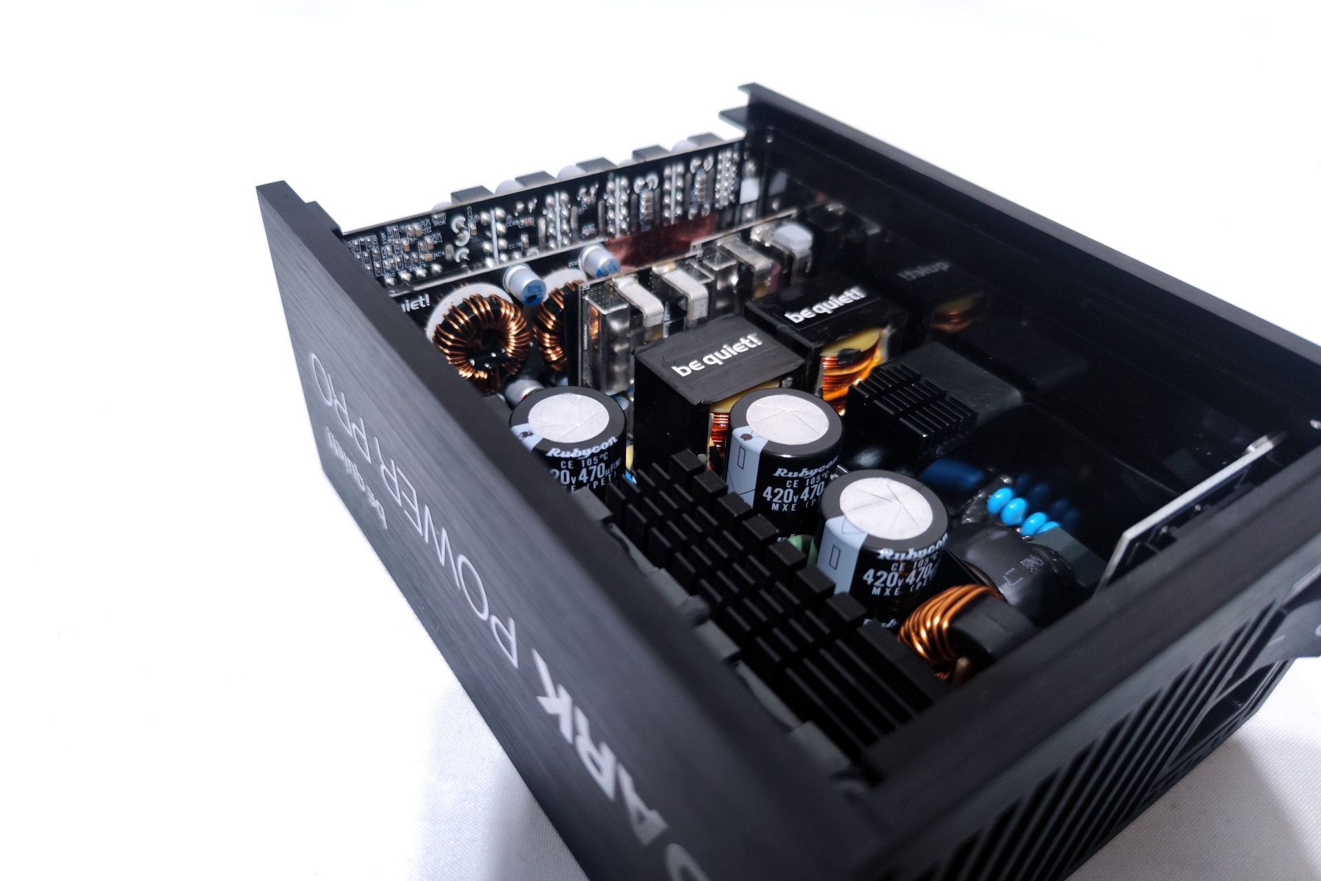 Wnętrze zasilacza be quiet! Dark Power Pro 14 IO 1300W