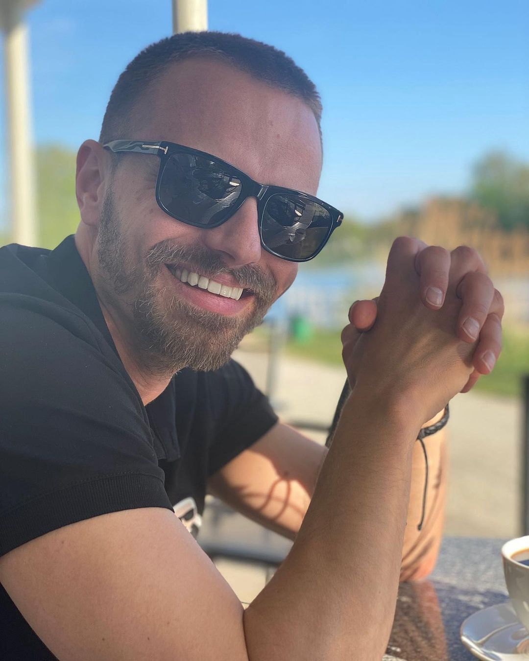 Marcin Hakiel z uśmiechem na ustach wypoczywa na wakacjach. Tylko pozazdrościć? 