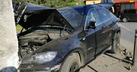 Rozbił kradzione BMW i sam zgłosił się na policję