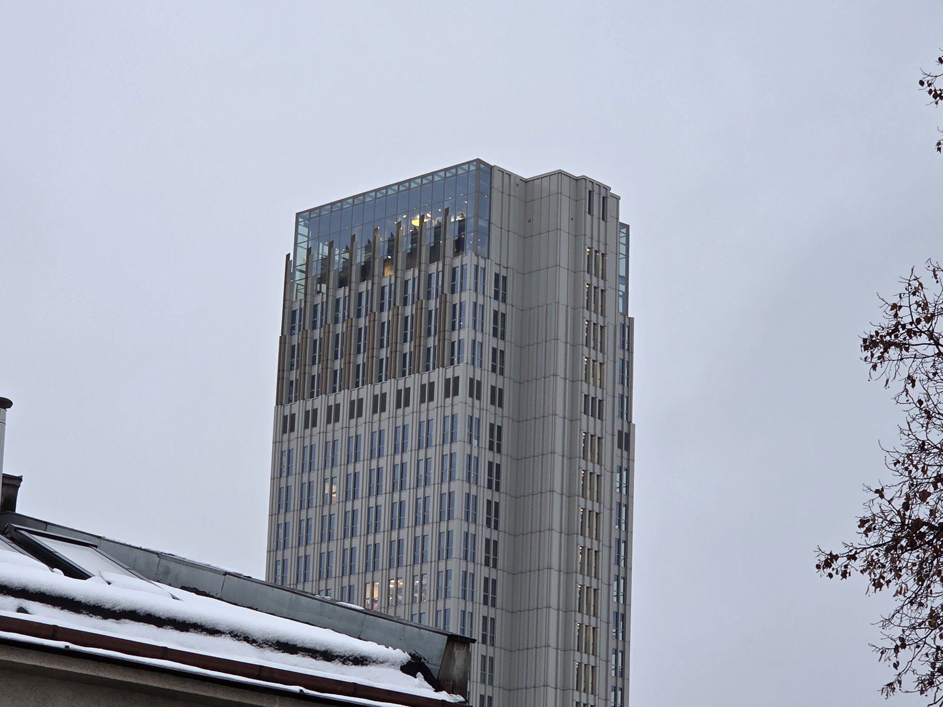 Restauracja w Unity Tower. Świeci się, ale ciągle nie otwarta