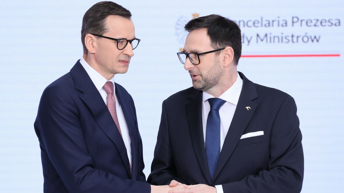 W rękach państwowego Orlenu jest 65 proc. rynku paliw w Polsce. Na zdj. premier Mateusz Morawiecki i Daniel Obajtek, prezes Orlenu