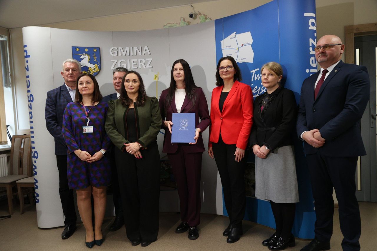 Łódzkie: Podpisano umowę na usunięcie i utylizację nielegalnych odpadów w Kolonii Głowie