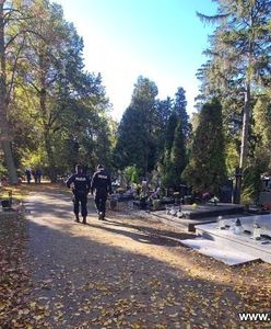 Zwłoki mężczyzny przy grobie. Śmierć na cmentarzu