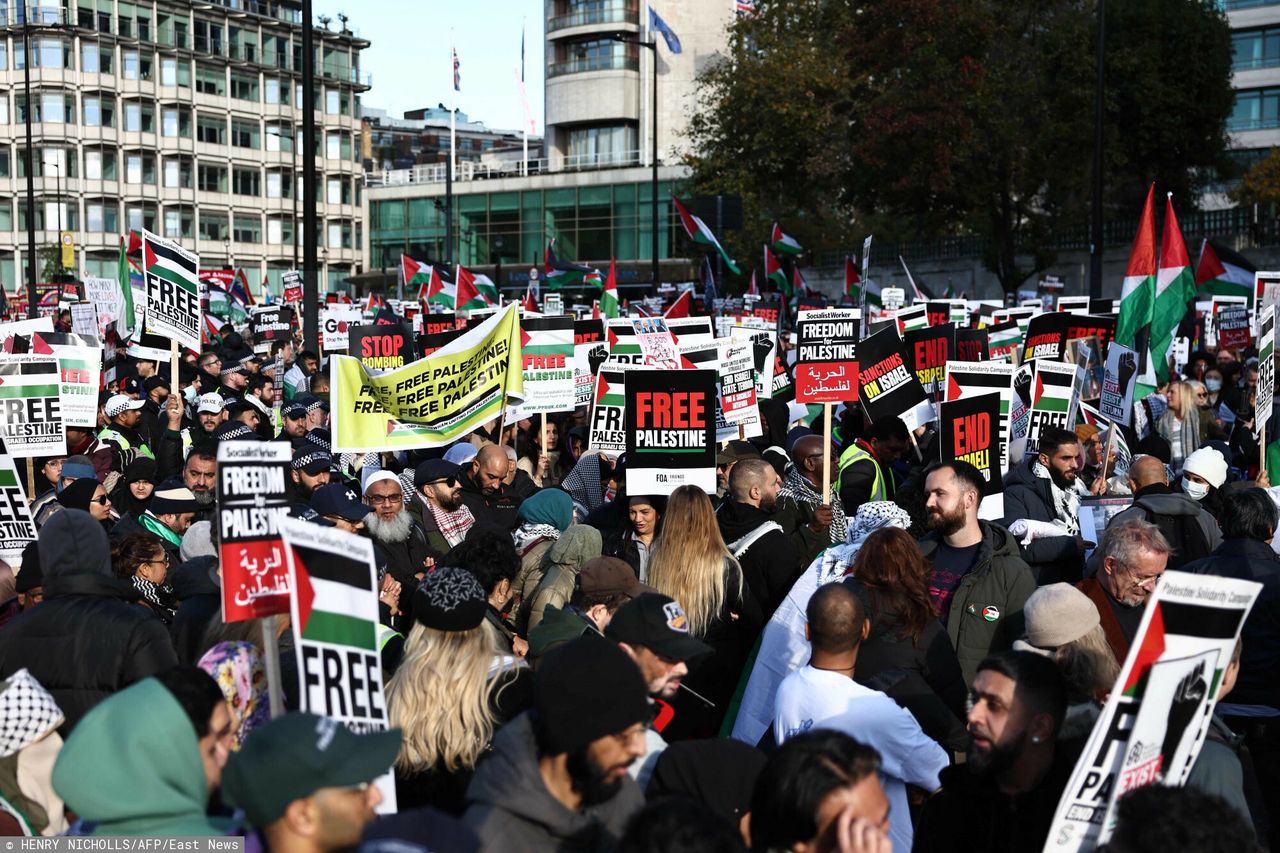 Riots on London streets: Far-right supporters clash with police ahead of the pro-Palestinian march