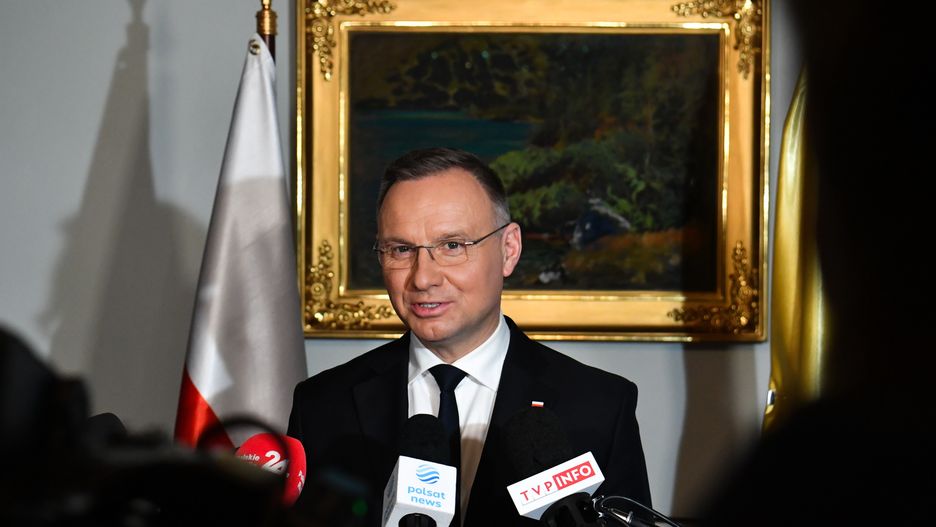 Prezydent Andrzej Duda podczas wypowiedzi dla mediów w ambasadzie RP w Rzymie, 16.10.2023 r.