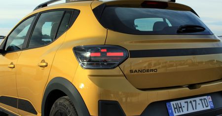 Dacia Sandero wraca na szczyt sprzedaży w Europie. Tesla z dużym spadkiem