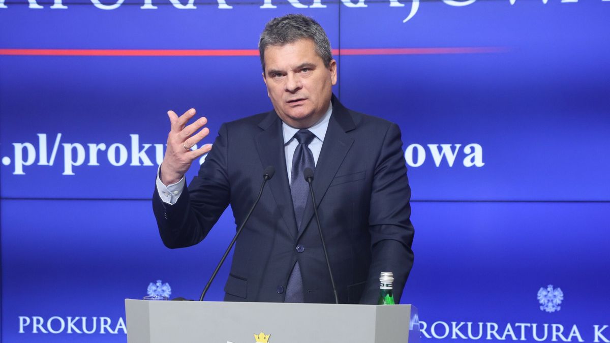 Prokuratura Krajowa o post?powaniach karnych ws. Orlenu
Fot. Wojciech Olkusnik/East News, Warszawa, 30.04.2024. Konferencja prasow? Prokuratora Krajowego Dariusza Korneluka (n/z) i Prokurator Regionalnej w Warszawie Malgorzaty Adamajtys nt. postepowan karnych dotyczacych Orlenu.
Wojciech Olkusnik