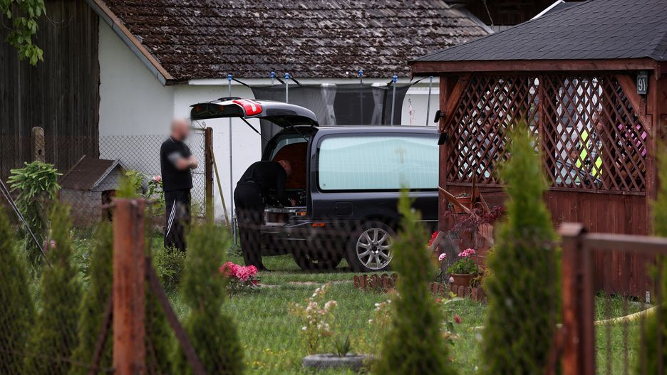 Wola Szczucińska, 10.05.2024. Służby pracują w miejscu pogorzeliska ze zwłokami prawdopodobnie dwóch dziewczynek w wieku trzech i pięciu lat na terenie jednej z nieruchomości w Woli Szczucińskiej, 10 bm. W chwili obecnej wszystko wskazuje na to, że do śmierci dziewczynek mogła się przyczynić ich matka. (ad) PAP/Art Service ***Do tego materiału zdjęciowego dostępna jest również depesza w systemie CSI, pt.: Małopolskie/ Zwłoki prawdopodobnie dwóch dziewczynek znalezione w pogorzelisku***