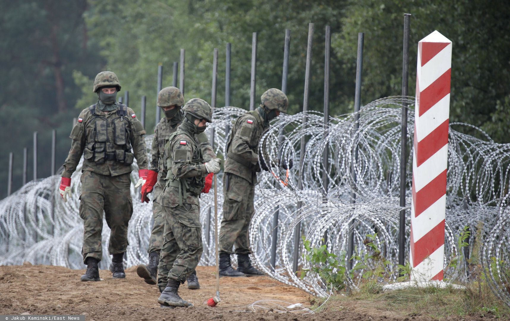 Budowa p?otu na granicy polsko-bia?oruskiejFot. Jakub Kaminski/East News, Granica polsko-bialorusa, 27.08.2021. Wojsko stawia plot na granicy polsko-bialoruskiej, w rejonie Zubrzcy Wielkiej. Ogrodzenie ma miec docelowo 180 km i zabezpieczac bialoruski odcinek granicy przed imigrantami.Jakub Kaminski