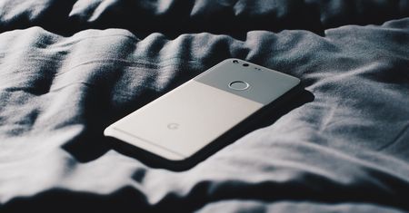 Śpisz z telefonem obok łóżka? Oto kolejny powód, by przestać