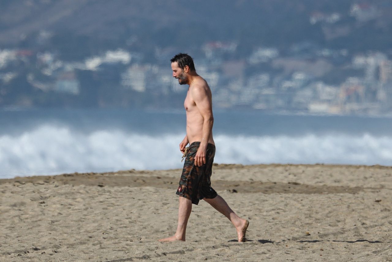 Keanu Reeves przyłapany na plaży w Malibu