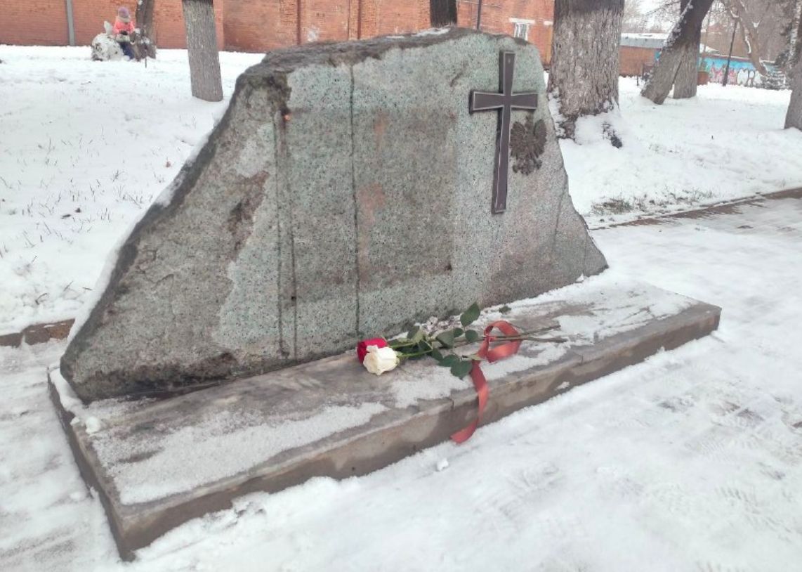 Nieznani rosyjscy wandale zniszczyli pomnik w Tomsku poświęcony polskim ofiarom stalinowskich represji. 