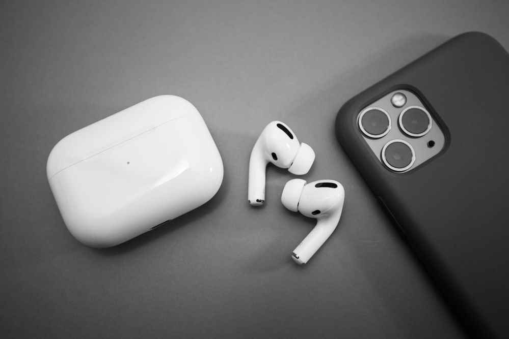 Oryginalne AirPods Pro, fot. Shutterstock.com