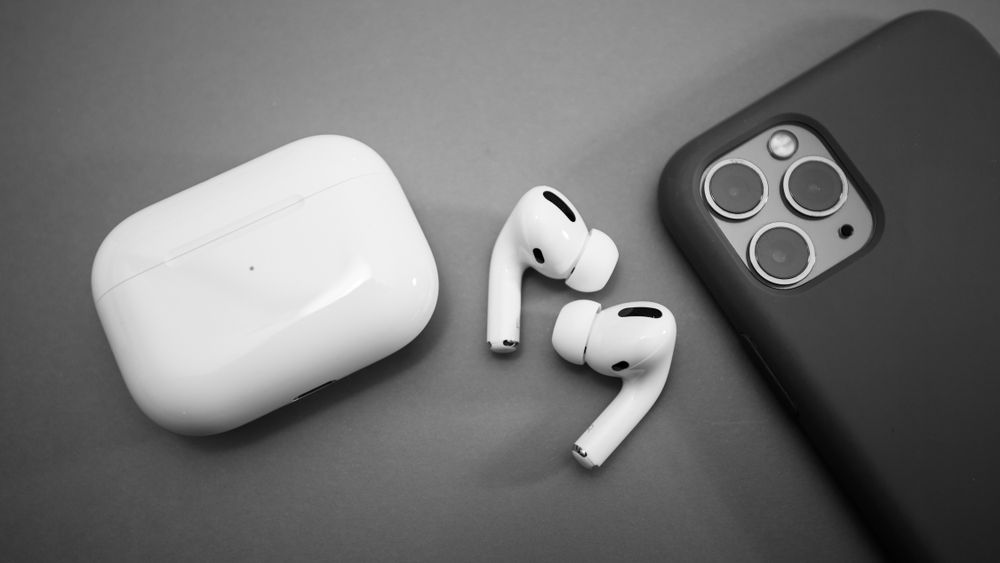 Oryginalne AirPods Pro, fot. Shutterstock.com