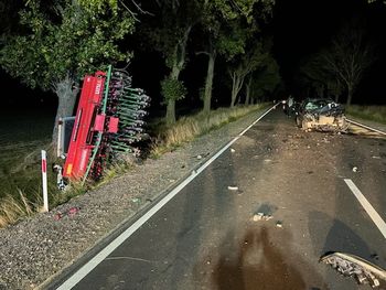 Łaguny: Renault wbił się w ciągnik z siewnikiem. Rolnik trafił do szpitala