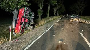 Łaguny: Renault wbił się w ciągnik z siewnikiem. Rolnik trafił do szpitala