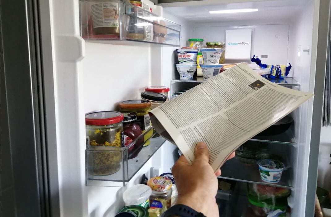 Gazeta w lodówce? Warto znać ten trik