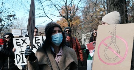 Skazali go na śmierć. Publiczna egzekucja w Iranie
