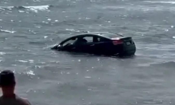 Turysta wjechał samochodem do Morza Czerwonego. "Chciałem tylko umyć auto"