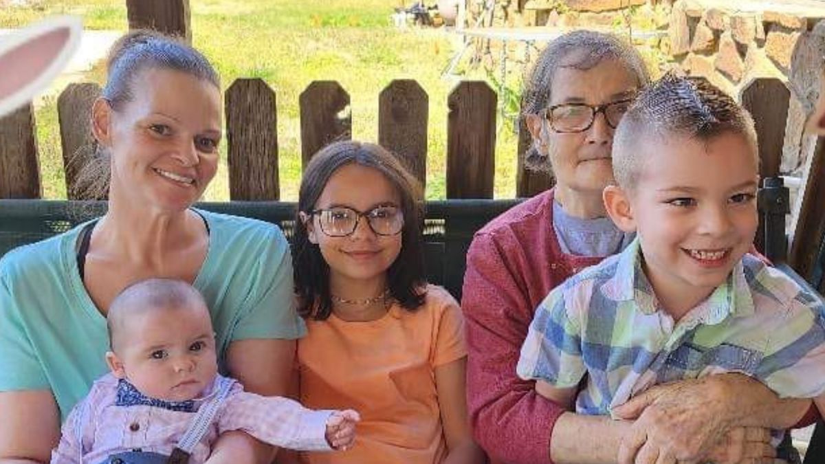 Brandy (z lewej) na kolanach trzyma najmłodszego syna, Billy'ego