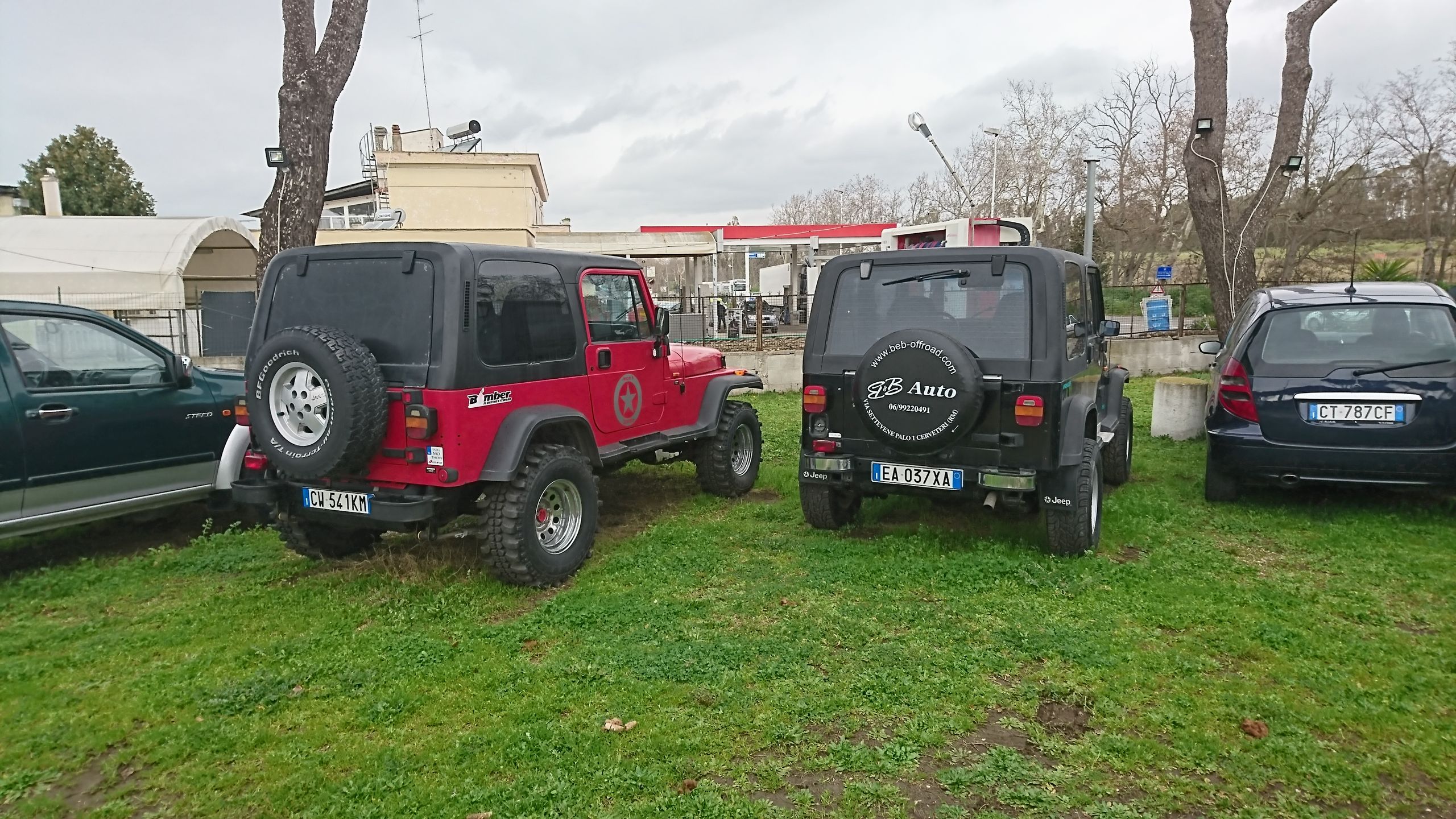 Dwa Jeepy stojące przodem do ulicy zachęciły nas do wizyty w komisie