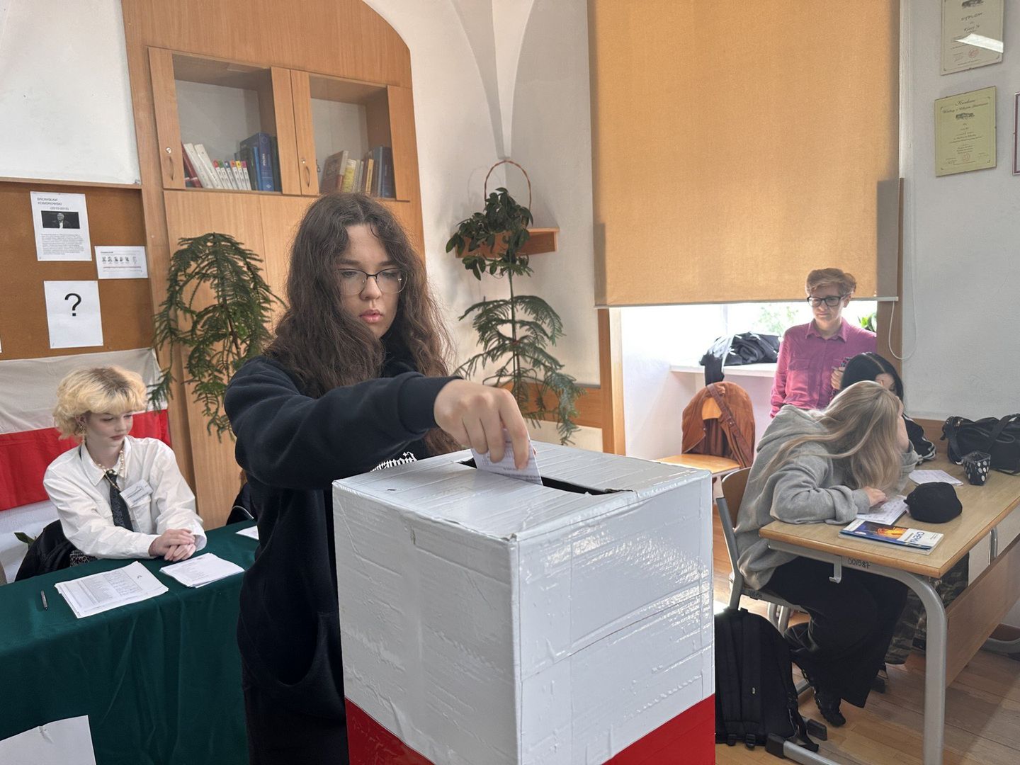 Jest urna, są wyznaczone miejsca do głosowania.