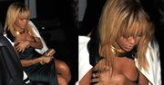 Rihanna zasłania zbyt głęboki dekolt! (ZDJĘCIA)