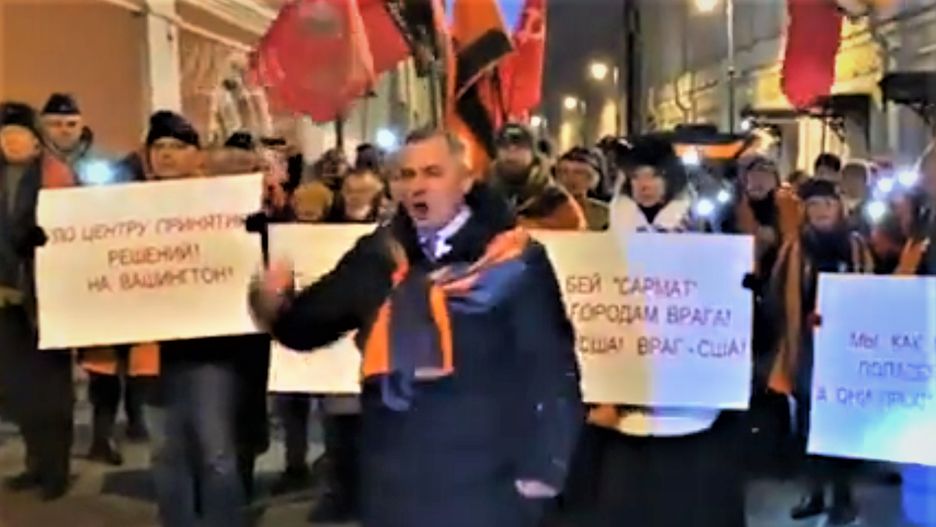 Kuriozalny marsz przeszedł ulicami Moskwy. Rosjanie domagali się zniszczenia Waszyngtonu przy użyciu rakiet balistycznych. 