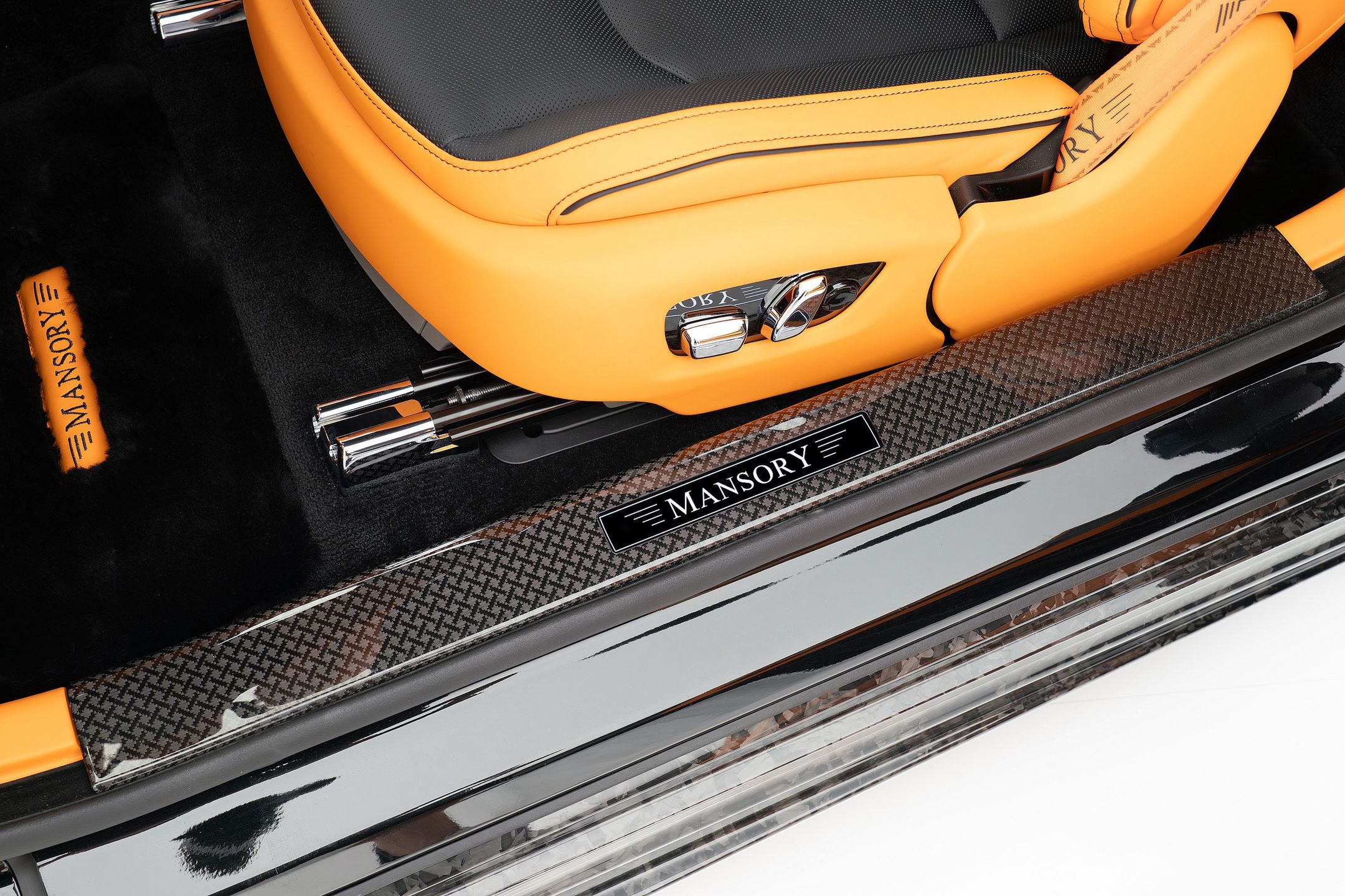 Wnętrze Rolls-Royce'a Spectre od Mansory wypełnione jest włóknem węglowym