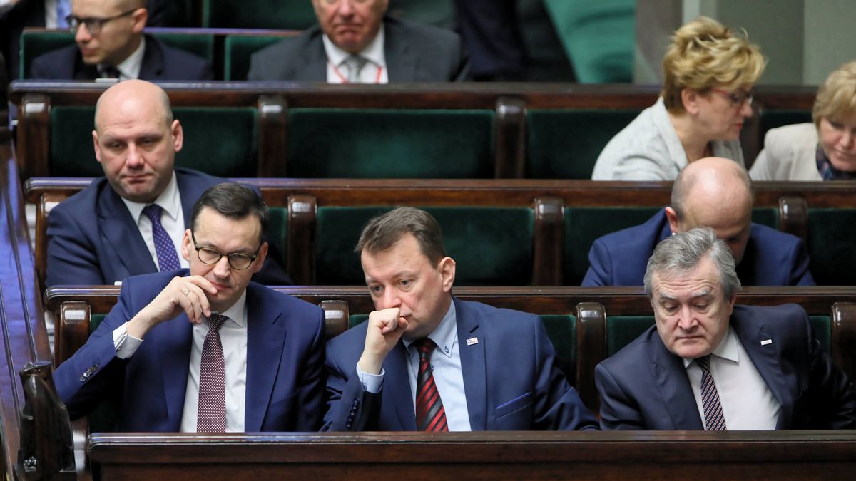 Mateusz Morawiecki Mariusz B�aszczak Piotr Gli�ski
Warszawa, 14.03.2019. W pierwszym rz�dzie od lewej: premier Mateusz Morawiecki, minister obrony Mariusz B�aszczak i minister kultury Piotr Gli�ski na sali sejmowej, w drugim dniu posiedzenia Sejmu, 14 bm. Pos�owie wys�uchaj� informacji szefa MSZ Jacka Czaputowicza o zadaniach polskiej polityki zagranicznej w 2019 r. (ls/dw) PAP/Leszek Szyma�ski
Leszek Szyma�ski
8  8. kadencja kadencji, g�osowa�, informacja, Mateusz Morawiecki Mariusz B�aszczak Piotr Gli�ski, msz, obrad, obrady, �sma VIII, plenarna, polityka, RP, sala, sejm, sejmie, sejmu
