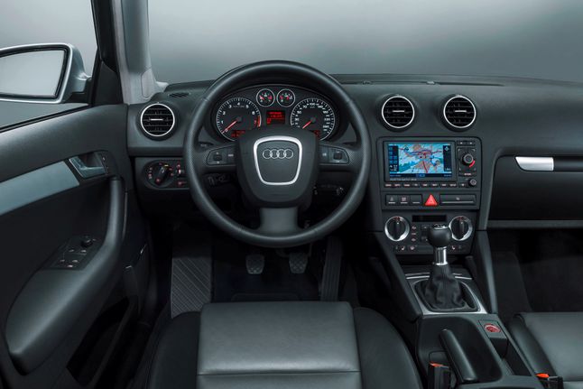 Eleganckie, a jednocześnie nieprzekombinowane wnętrze to jedna z większych zalet Audi A3 8P