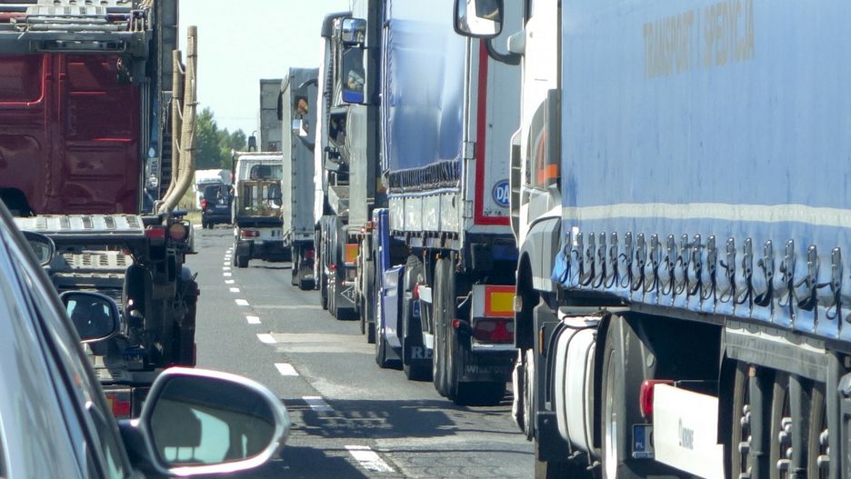 reporter9_baza19.06.2018 Korek tirow na autostradzie A1 za Piotrkowem Tryb. Fot. Piotr Kamionka/REPORTERPiotr Kamionka/REPORTER