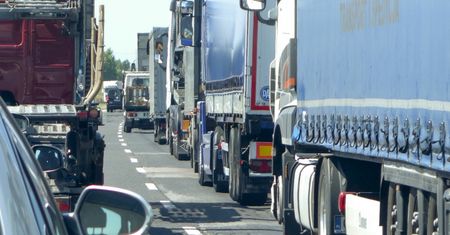 Ciężarówka leży na boku. Wysypała się kapusta. Autostrada A2 zablokowana