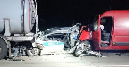 Radiowóz dosłownie zmiażdżony. Policjanci w szpitalu