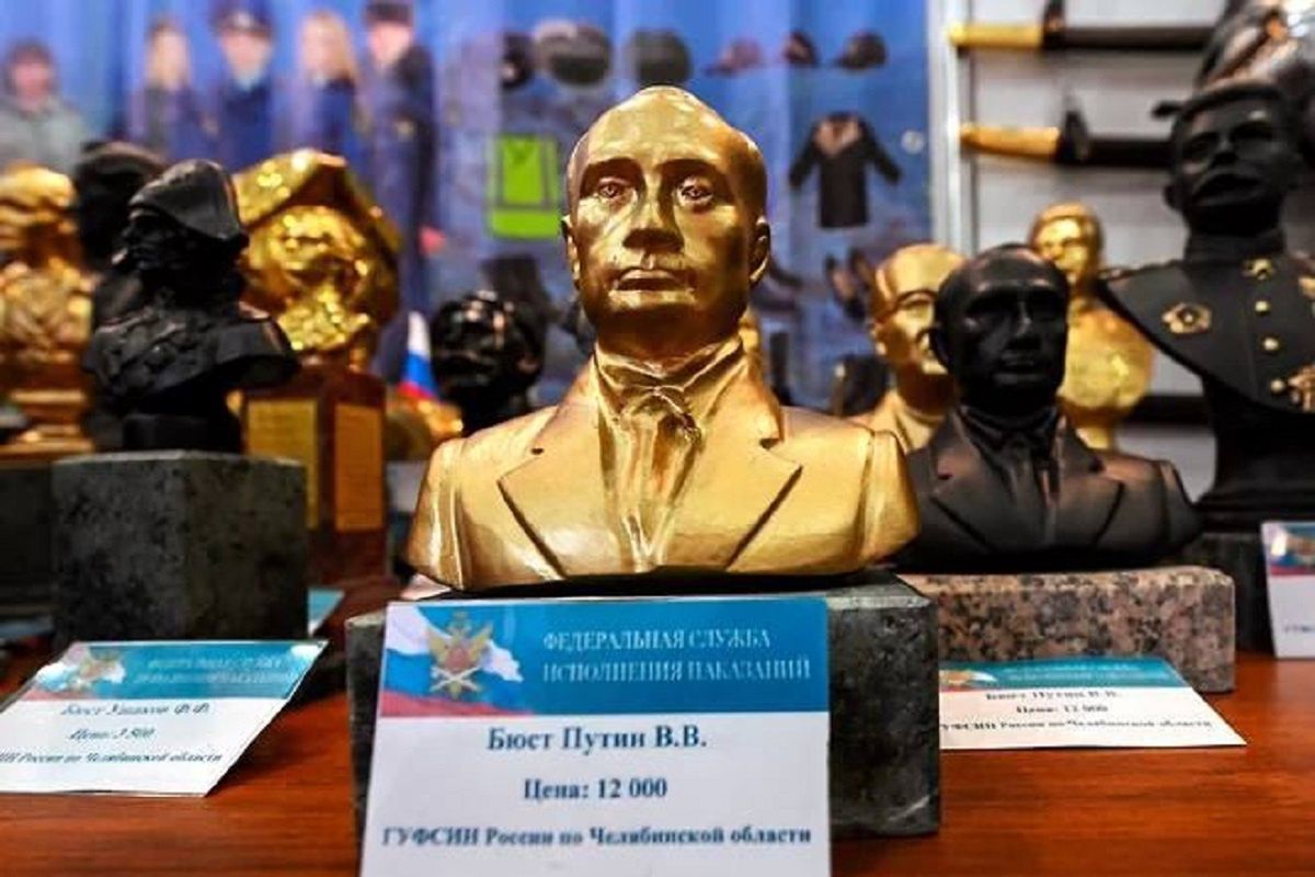 Popiersie Putina na targach "Armia-2022" 