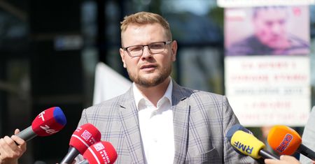 Michał Woś stawił się w prokuraturze. "Nie będę mdlał jak Roman Giertych"
