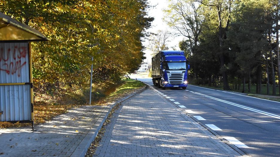 Droga wojewódzka nr 783 między Miechowem a Racławicami. Za kilka miesięcy powinna się tu rozpocząć budowa trasy rowerowej.