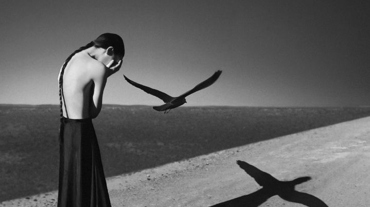 Oniryczne czarno-białe autoportrety 24-letniej Noell Oszvald 1