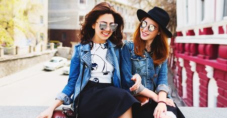 Zawsze modna kurtka. Jeansowe modele, które odejmują lat