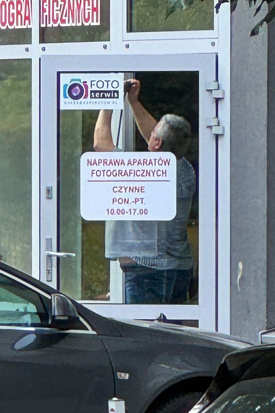 Andrzej Chyra zaparkował BMW na zakazie