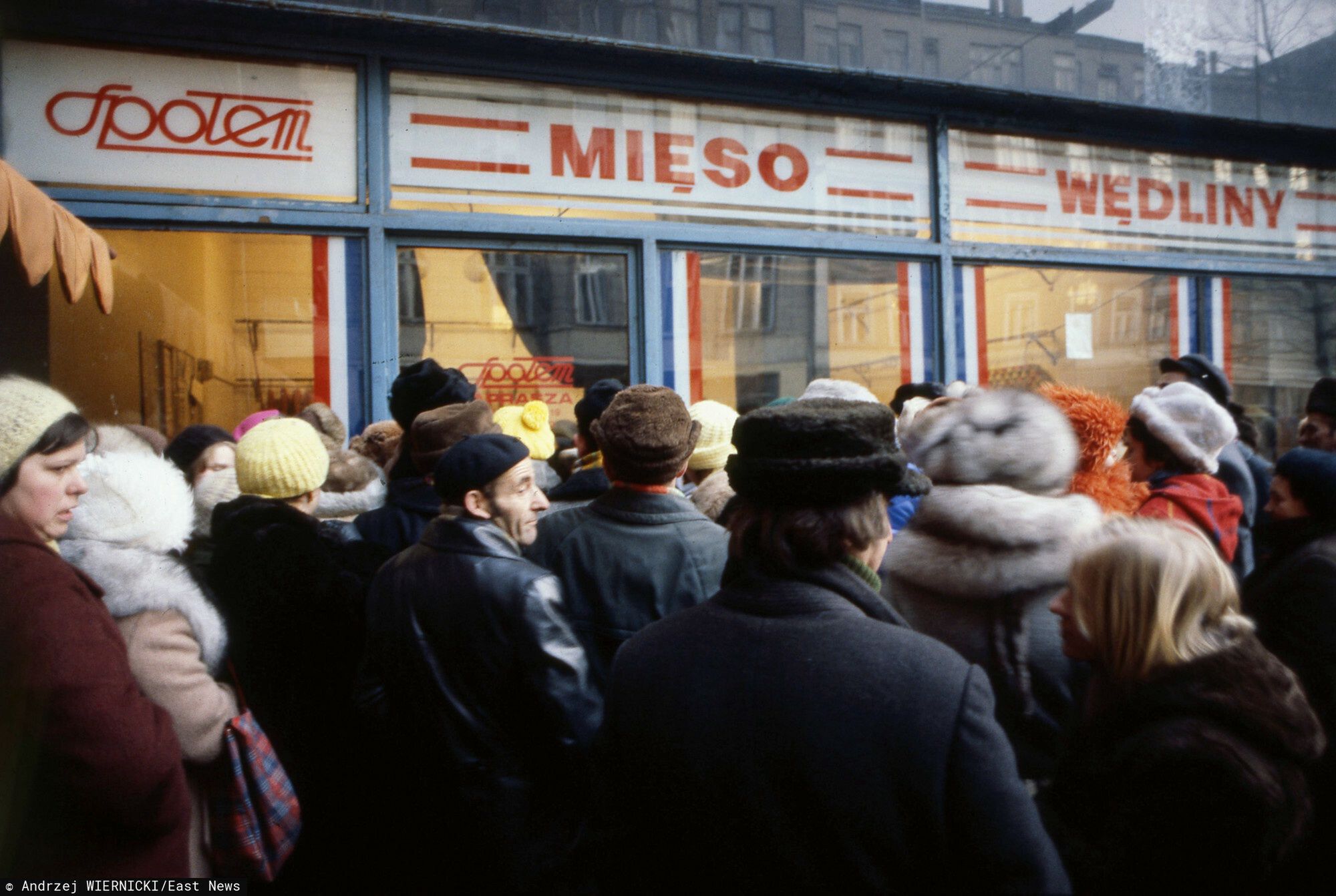 ?ycie codzienne w PRL - lata 70-90.Fot. Andrzej Wiernicki / East News  Przedswiateczna sprzedaz wedlin w sklepie miesnym, kolejka, Warszawa, grudzien 1979.Andrzej Wiernicki